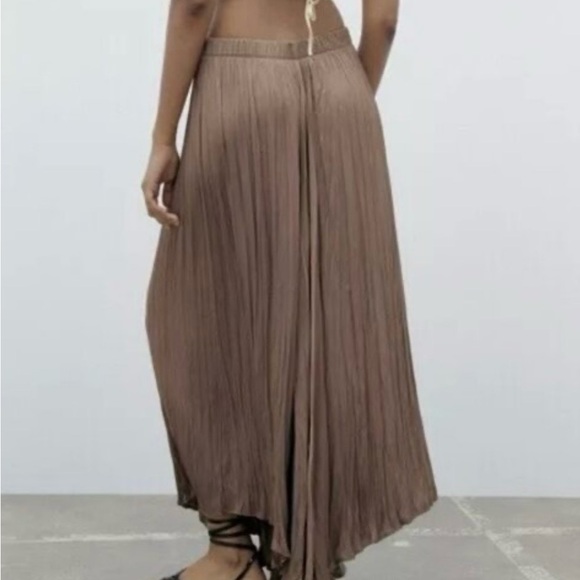 Zara Dresses & Skirts - NWOT Zara beige/brown satin crinkle midi skirt. Flowy and flattering, size S.
